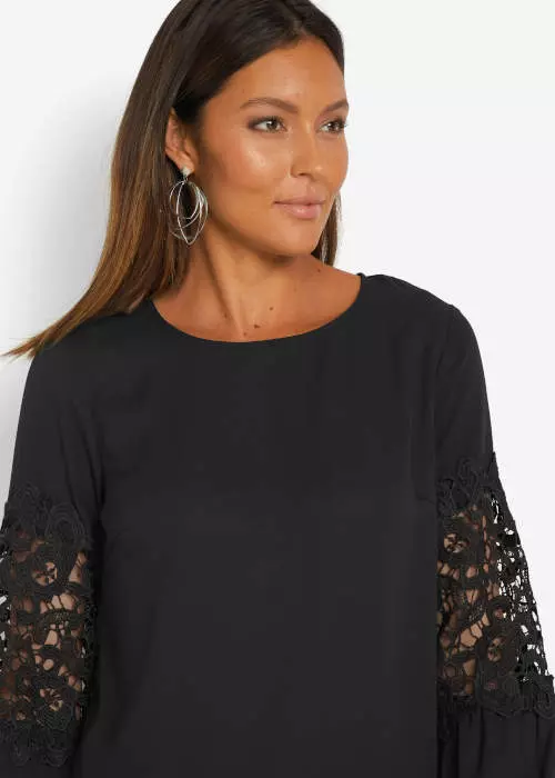 Crna ženska majica s ukrasnom čipkom na rukavima