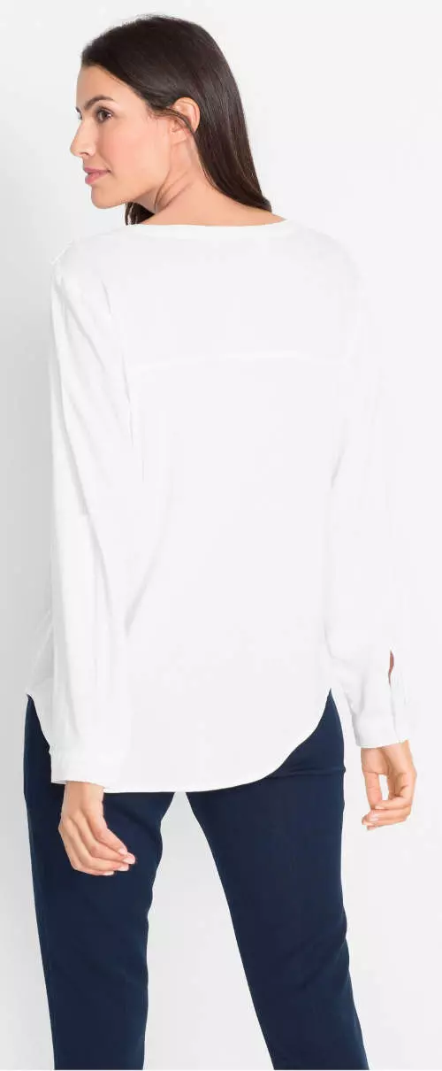 Obična bijela ženska tunika s dugim rukavima