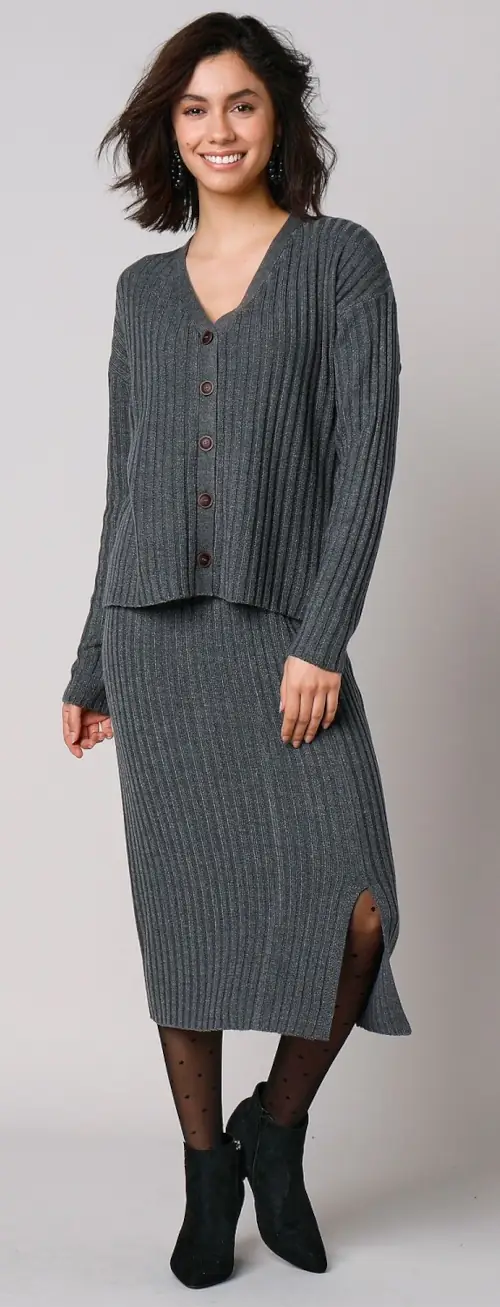 Siva pletena midi suknja i bluza na kopčanje